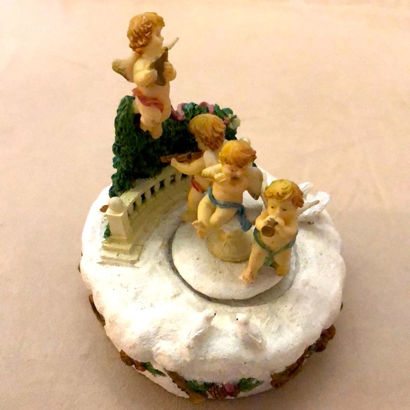 Vintage Christmas cherub music box - Picture 3 of 11